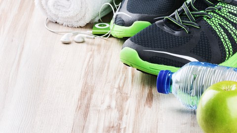 Das Foto zeigt Sportschuhe und weiteres Fitness Zubehör.