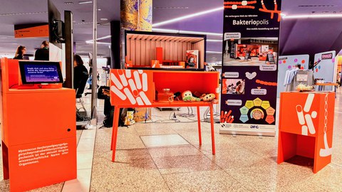 Ausstellerstand von Bakteriopolis beim Forum Wissenschaftskommunikation in Stuttgart 2025