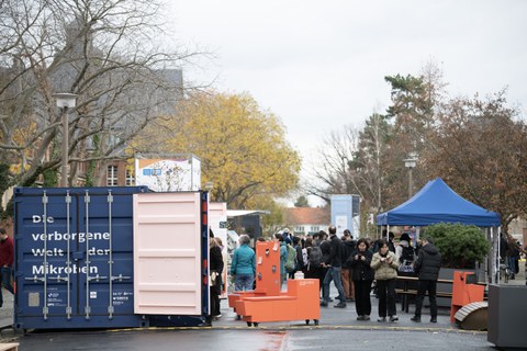 Besucher:innen der Wanderausstellung Bakteriopolis zu den Excellence Days der TUD 2025