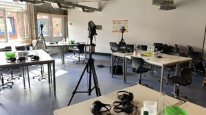 Klassenraum mit aufgestellten Kameras