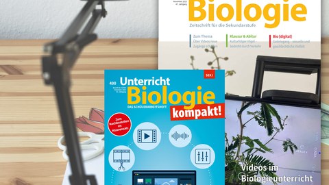 Tablet in einer Halterung und Zeitschriftencover