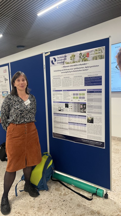 Frau an einem Poster