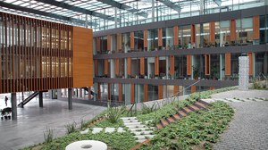 Foyer der Biologischen Institut mit Blick auf den Praktikumskubus