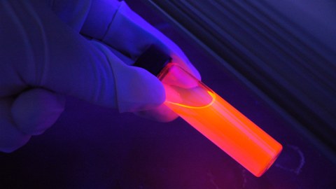Reagenzglas mit leuchtender Flüssigkeit