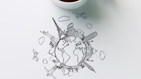 Foto: Eine Tasse Kaffee und ein Stift liegen auf einer Skizze der Erdkugel mit Wahrzeichen, Flugzeugen und Wolken.
