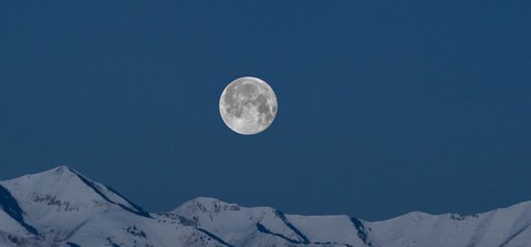 Mond über Bergen