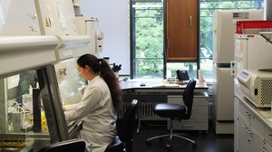 Laborantin an Sterilwerkbank