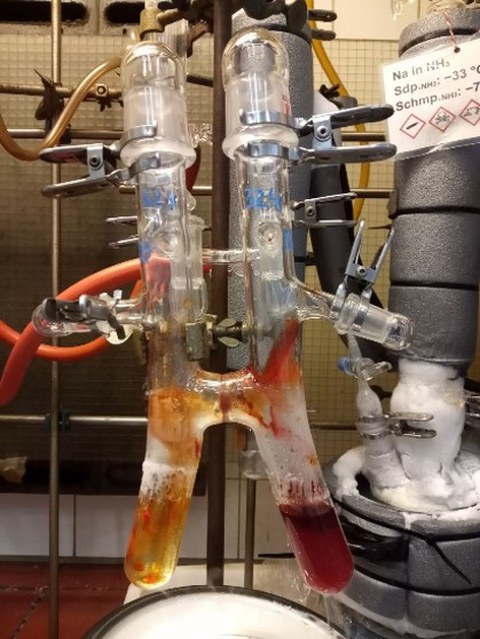 H-Cell with red reaction mixture.