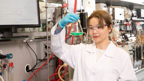 Foto einer taiwanesischen Studierenden im Labor des Instituts für Naturstofftechnik.