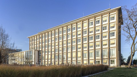 The photo shows an aerial view of the Andreas Schubert Building at TU Dresden