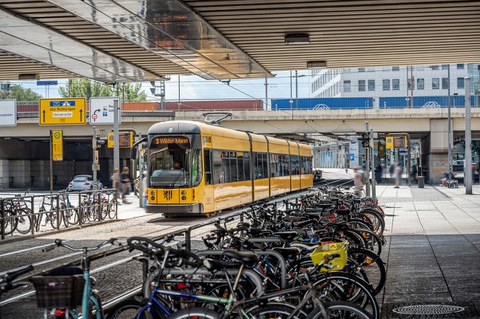 Foto von der Infrastruktur am Hauptbahnhof am Haupteingang mit vielen Fahrrädern und der Straßenbahn "3" nach "Wilder Mann"