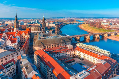 Das Foto zeigt das Panorama der Dresdner Altstadt und die Elbwiesen. Es handelt sich um eine Luftaufnahme.