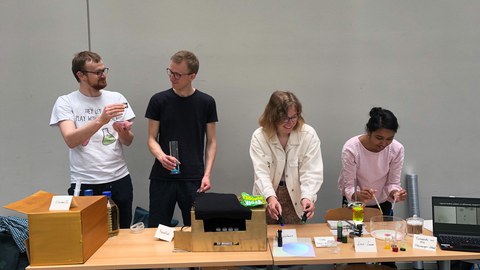 Physikalische Chemie stellt beim Unitag Experimente vor