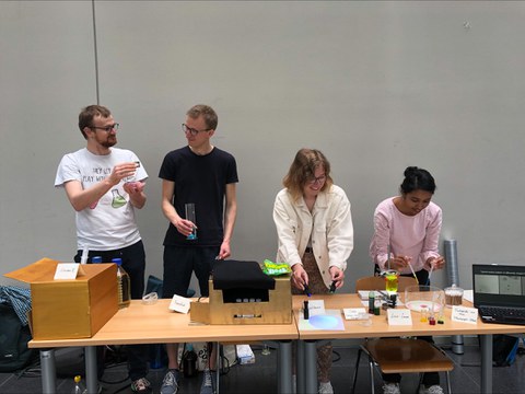 Physikalische Chemie stellt beim Unitag Experimente vor