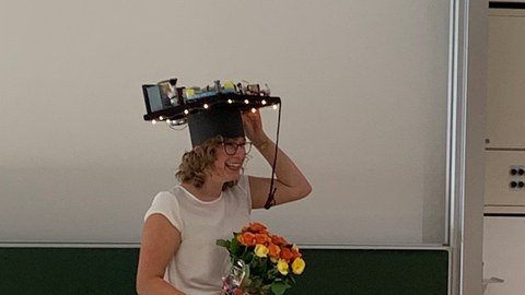 Nadia mit Doktorhut
