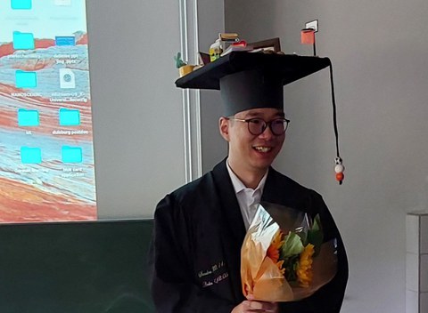 Zuyao mit Doktorhut