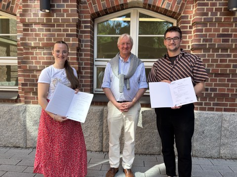 Ida Müller und Theo Zeibig mit dem Masterclass Zertifikat und Prof. Eychmüller