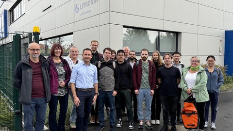 Gruppenbild der Arbeitsgruppe am Eingang der Firma Litronik