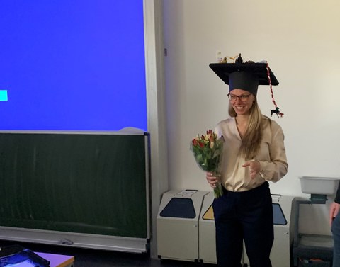 Helena Decker mit Doktorhut