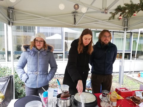 Mitglieder der Arbeitsgruppe stehen am Verkaufsstand