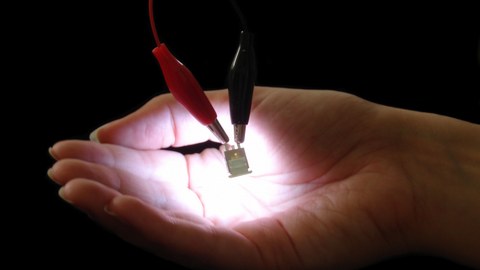 Hand mit selbstgebaute LED