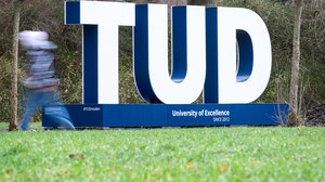 Foto von Großbuchstaben "TUD" auf einer Wiese. Unterhalb der Buchstaben ist ein Schriftzug "University of Excellence since 2012" zu sehen. 