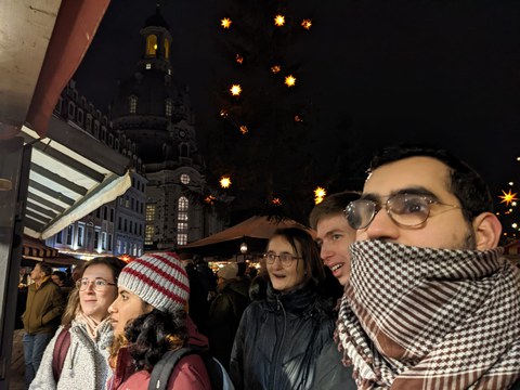 Menschen vor Geschäft