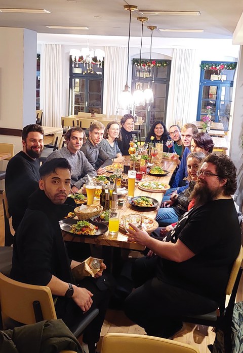 Menschen an Tafel zum Essen
