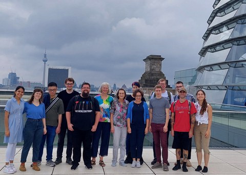 Gruppe mit Fernsehturm im Hintergrund