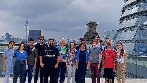 Gruppe mit Fernsehturm im Hintergrund