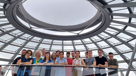 Gruppe vor der Reichstagskuppel
