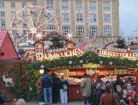 Menschen auf Weihnachtsmarkt