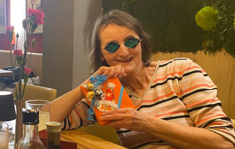 Frau mit verspiegelter Sonnenbrille