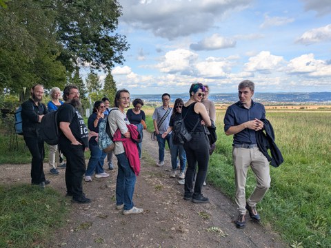 Eine Gruppe Personen auf einem Feld