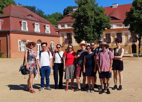 Eine Gruppe von Menschen steht in der Sonne