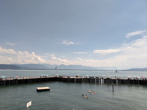 Großer See mit Bergen im Hintergrund