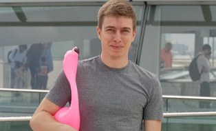 Mann im grauen t-shirt