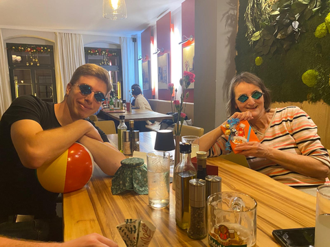 Ein Mann und eine Frau mit Sonnenbrille