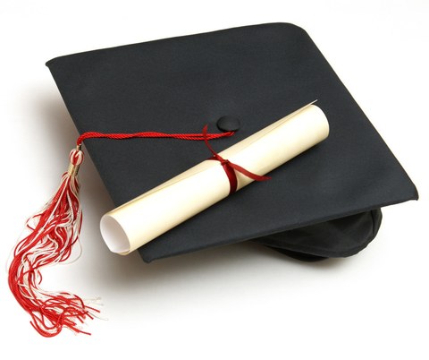 Das Foto zeigt einen Doktorhut und ein Diplom.