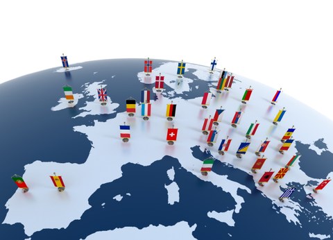 Die Darstellung zeigt den europäischen Kontinent auf einer runden Weltkugel. Auf den einzelnen Ländern stehen kleine Aufsteller mit den Nationalflaggen.
