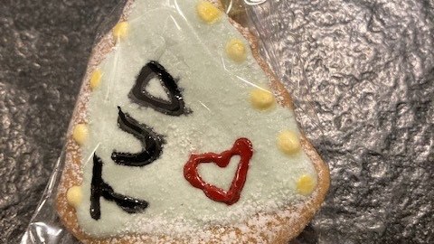 Weihnachtskeks in Glockenform mit Zuckerglasur