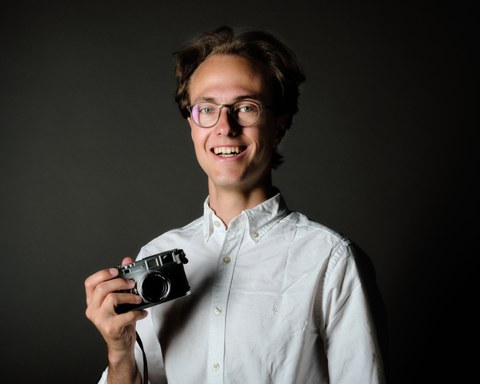 Portraitphoto von Philipp Grzywaczyk im weißen Oxford-Hemd, mit Leica M3 in der Hand