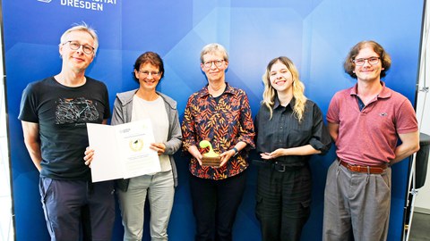 Gruppenfoto von Christian Zschalig, Antje Noack und Ulrike Bauman, die mit dem Lehrpreis iNformatik ausgezechnet wurden, neben Helene Hausmann und Eliah Lohr, die den Preis überreichten.