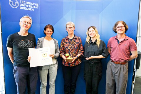 Gruppenfoto von Christian Zschalig, Antje Noack und Ulrike Bauman, die mit dem Lehrpreis iNformatik ausgezechnet wurden, neben Helene Hausmann und Eliah Lohr, die den Preis überreichten.