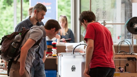 Students in the Makerspace of the SLUB