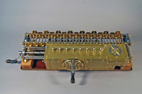 Originalgetreuer Nachbau der Leibniz-Staffelwalzenmaschine