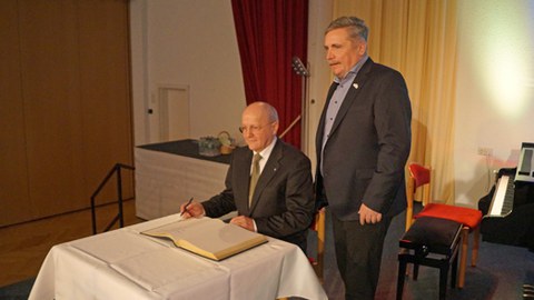 Prof. Rainer Gebhardt: Eintrag ins Goldene Buch der Stadt Annaberg-Buchholz