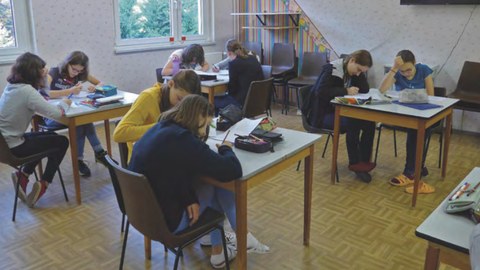Mädchen knobeln beim Ostsächsisches Mathe-Informatik-Camp