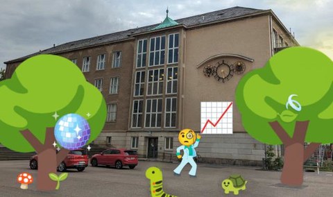 Foto vom Eingang Willersbau A-Flügel, dekoriert mit Emoticons