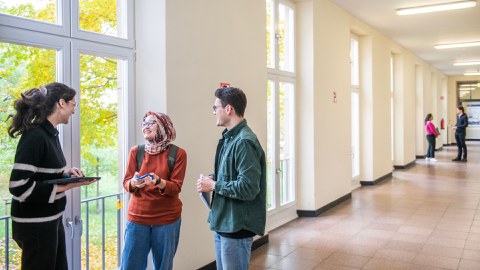 Studierende auf einem Gang im Gebäude der Verkehrswissenschaften